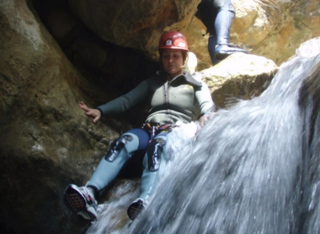 chica tirandose por un tobogan de agua